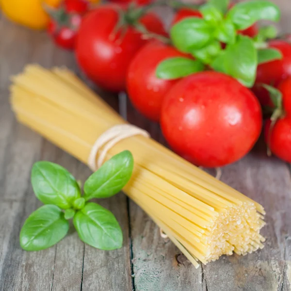 Spaghetti, pomidorami i bazylią — Zdjęcie stockowe