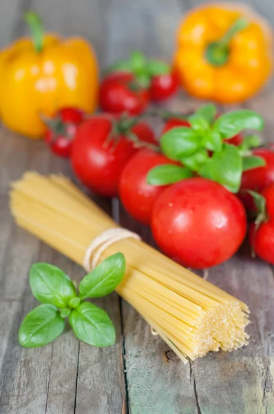 Spaghetti, tomater och basilika — Stockfoto