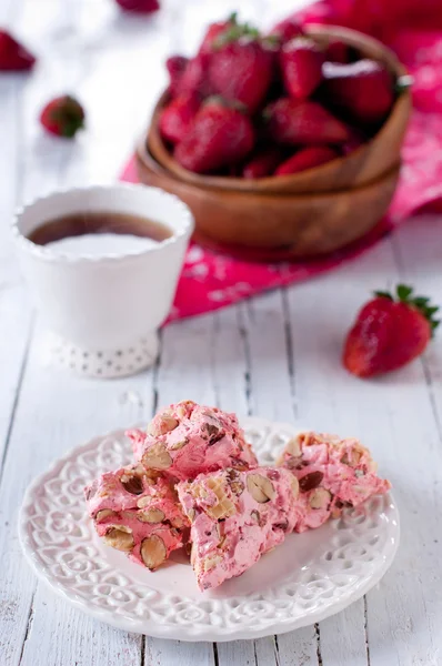 Turrón con taza de té y fresa —  Fotos de Stock