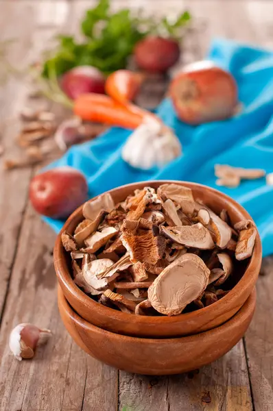 Champiñones en bol y verduras — Foto de Stock