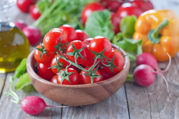 Tomatoes in wooden bowl — Stock Photo, Image