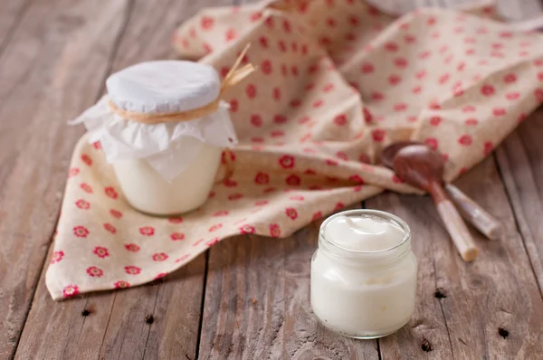 Yogur en cuencos de cristal —  Fotos de Stock