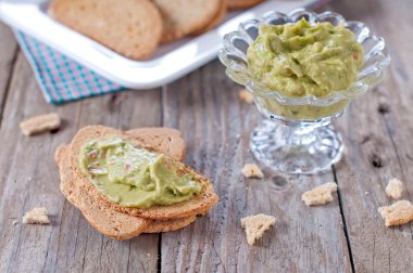 Kraker ve cam kase guacamole