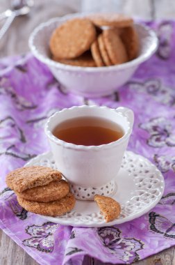 Yulaf ezmesi kurabiye ve çay