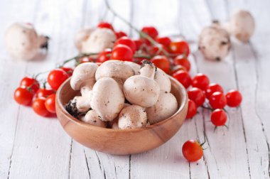 Mantar ve ahşap masa üzerinde domates