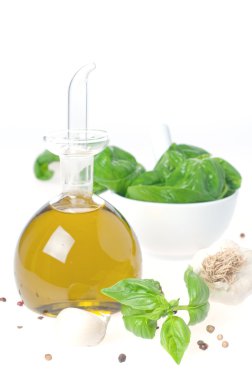 Taze fesleğen ve petrol şişe