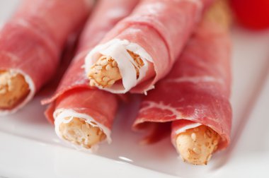 Grisini susam ve jambon ile