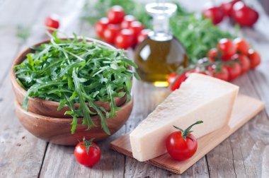 Roka, domates, peynir ve petrol şişe