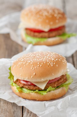 Masanın üzerine lezzetli çizburger