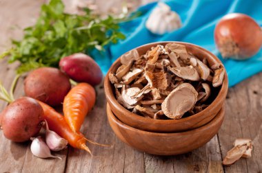 Mantar kase ve taze sebze