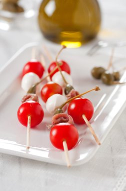 Domates, mozzarella peyniri, Kapari ve hamsi