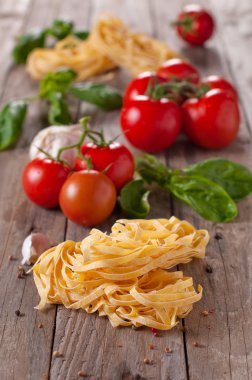 domatesli makarna ve fesleğen