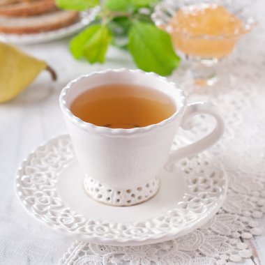 Fincan yeşil çay ve reçel ile