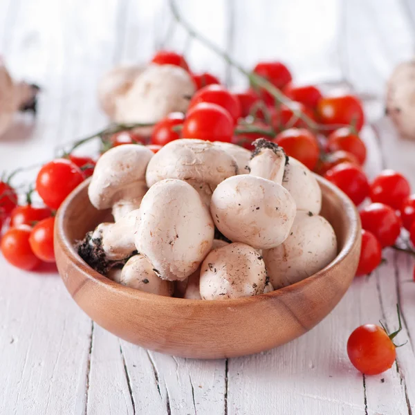 Champiñones en bol y tomates — Foto de Stock