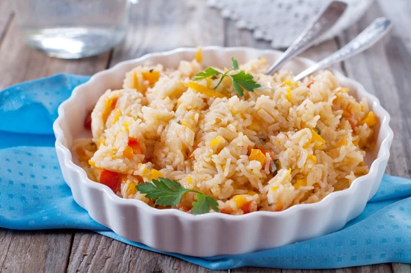 Vegetarisk ris i vit platta — Stockfoto