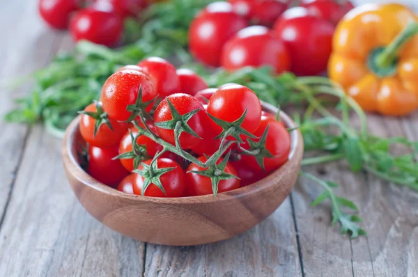 Tomatoes in bowl and vegetables — Stock Photo, Image