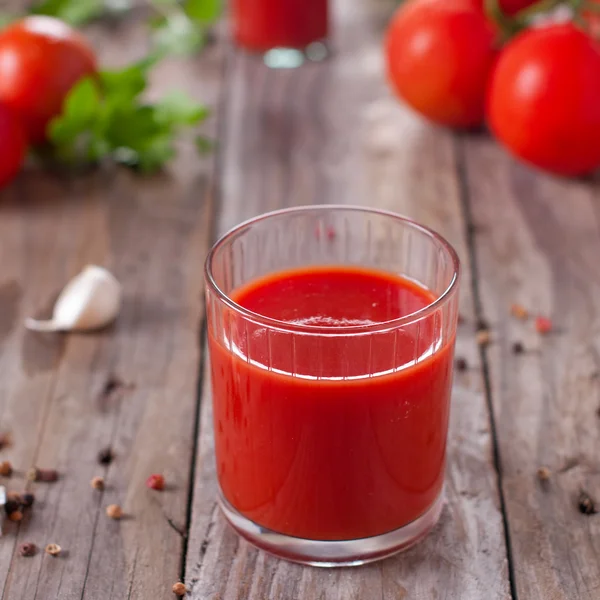 Vaso de jugo con tomate, sal y perejil —  Fotos de Stock