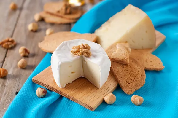 Cheese, bread and walnuts — Stock Photo, Image
