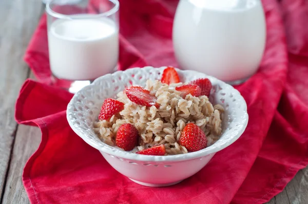 Milk and oatmeal with strawberry — Stock fotografie