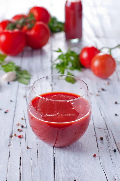 Bardak suyu domates ve maydanoz ile — Stok fotoğraf