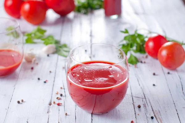 Bardak suyu taze domates ve maydanoz ile — Stok fotoğraf