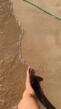 Hurghada, Kızıldeniz, Mısır 'ın kumlu sahilinde kristal berrak turkuaz su 4k dikey çekim.