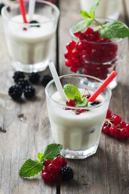 Çilek ve nane ile buzlu milkshakes