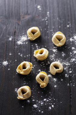 Tablo üzerinde ham İtalyan tortellini