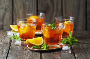 Aperol buzlu bardak
