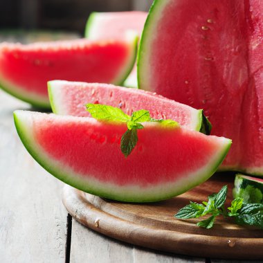 Ahşap masa üzerinde taze tatlı karpuz