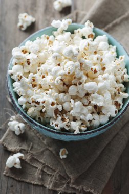 ahşap masa üzerinde patlamış mısır