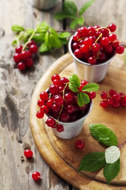 Tablo taze kırmızı kuş üzümü
