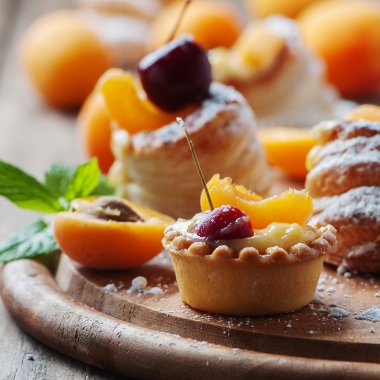 Kiraz ve kayısı ile tatlı tarts