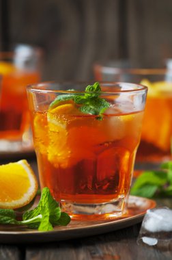 Aperol buzlu bardak