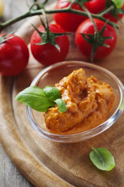 Kırmızı Sicilya pesto domates ile