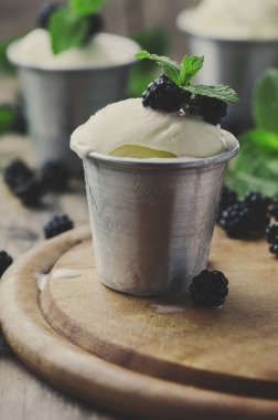 Lezzetli dondurma çilek ile