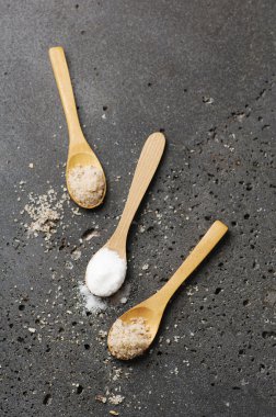 Siyah masada yemek pişirmek için tuz