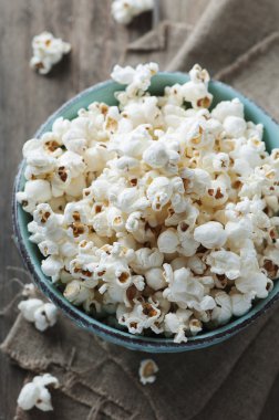 ahşap masa üzerinde patlamış mısır