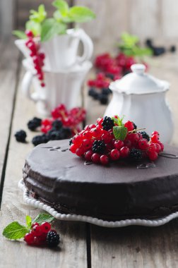 Çilekli çikolatalı pasta.