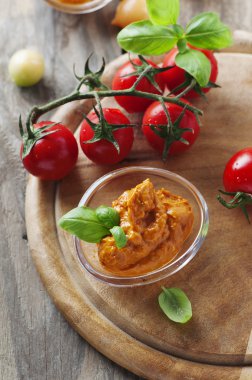 Kırmızı Sicilya pesto domates ile