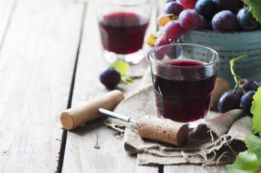 Kırmızı şarap ve üzüm.