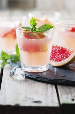 Pembe buz ve nane ile kokteyl