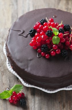 Çilekli çikolatalı pasta.