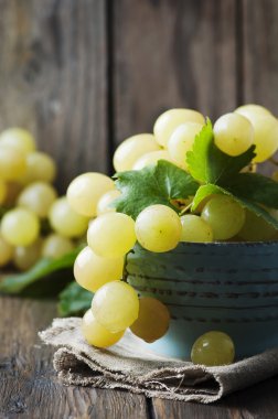 Tabloda sarı tatlı üzüm