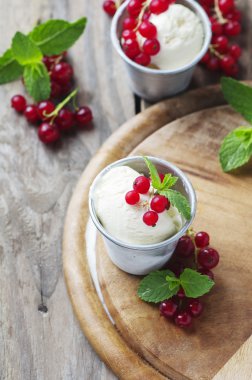 Lezzetli dondurma çilek ile