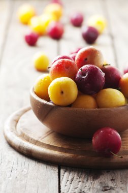 Sarı ve kırmızı tatlı Erik