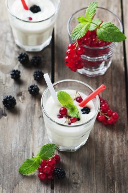 Çilek ve nane ile buzlu milkshakes