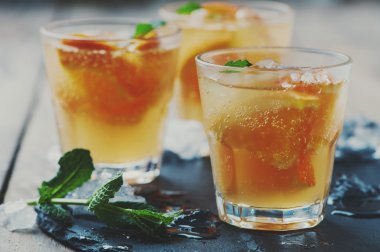 Turuncu, naneli ve buzlu taze kokteyl.