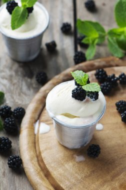 Lezzetli dondurma çilek ile