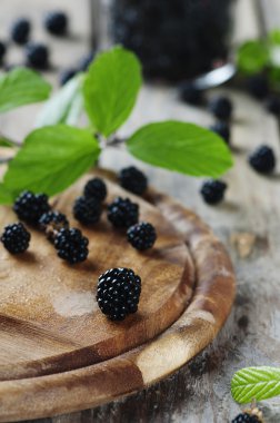 Taze tatlı böğürtlen